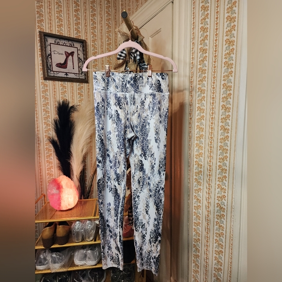 Evolution and Creation Womens Athletic Pants Sz M Pre-Loved White Tan Black - Picture 1 of 3